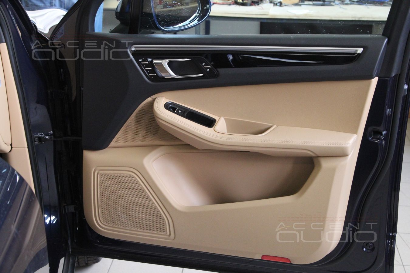 Новая акустика в Porshe Macan - 18 см мидбасы ScanSpeak Revelator в дверях