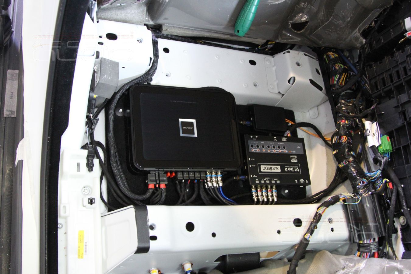 Прокладка проводки и установка усилителя