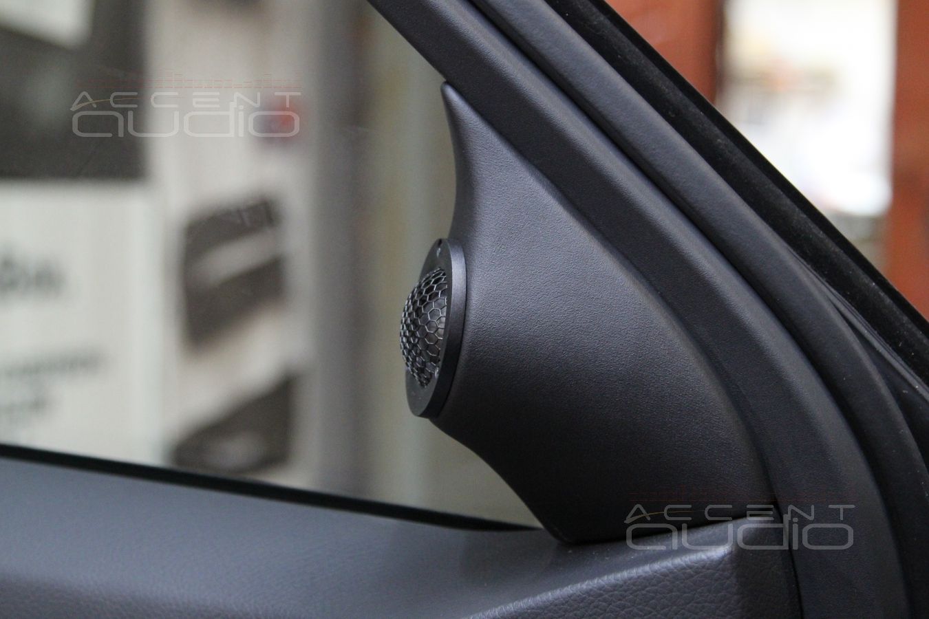 Замена акустики и виброизоляция дверей в Mercedes GLK 2014