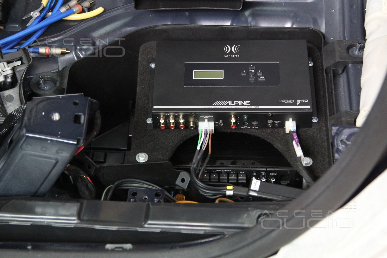 Update: установка процессора и усилителя под водительским сидением