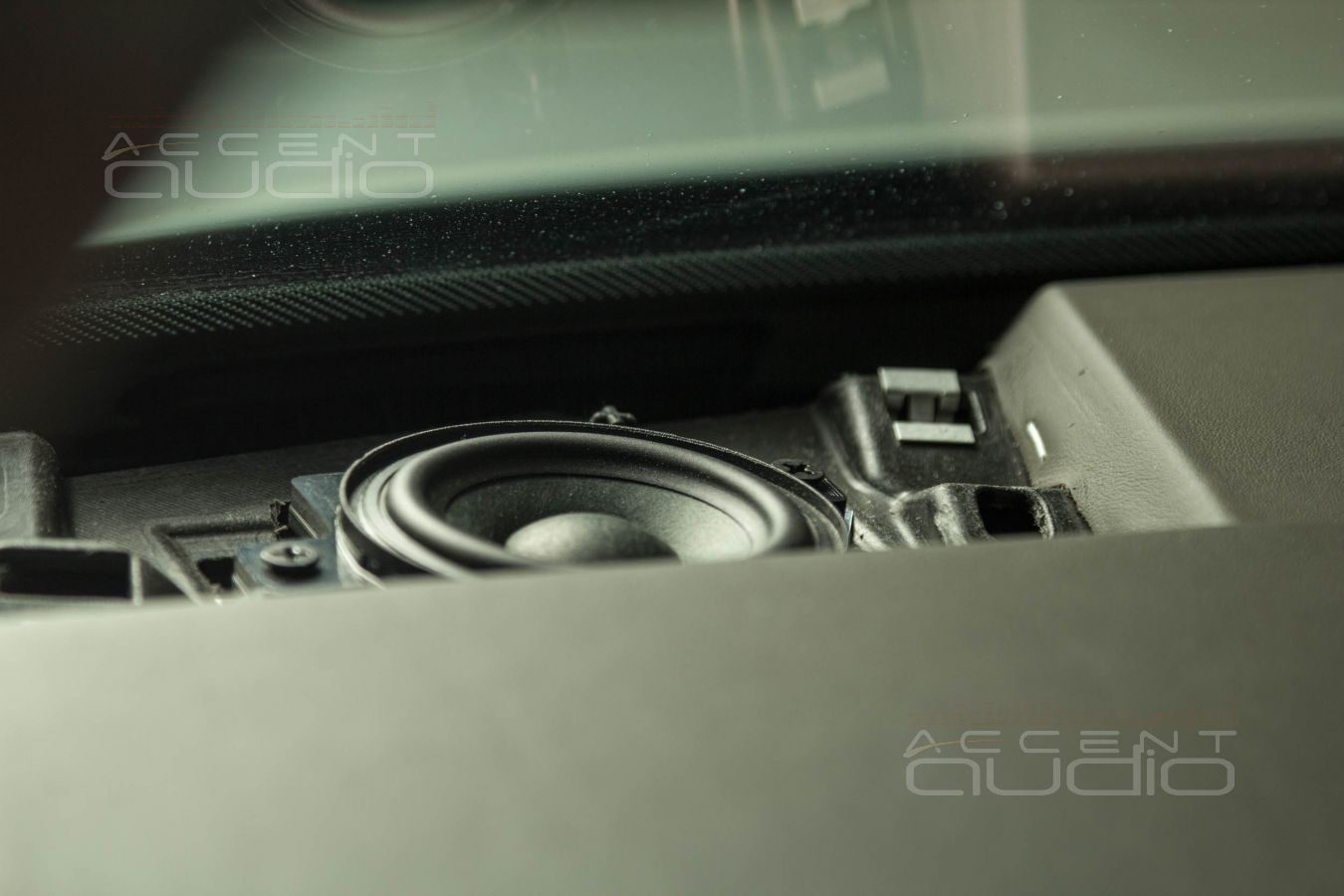Сложный выбор и оригинальный монтаж СЧ динамиков в Porsche Macan