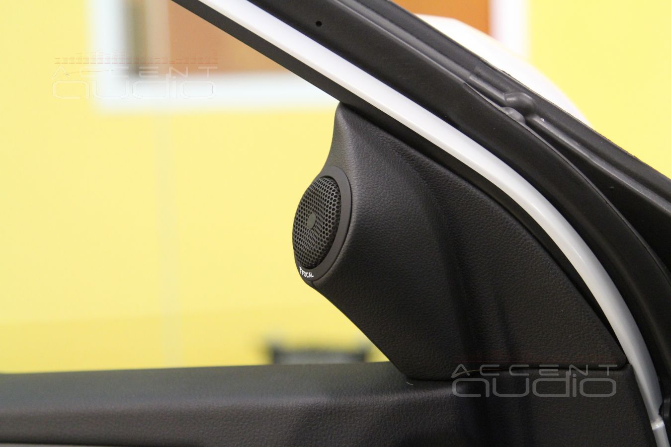 Установка трехкомпонентной акустики Focal 