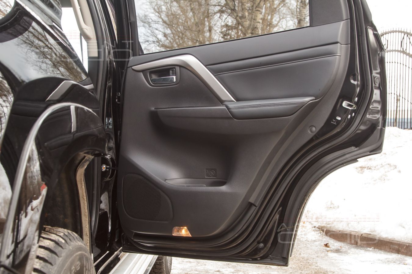 Установка фронтальных мидбасов Brax GL6 в Mitsubishi Pajero Sport