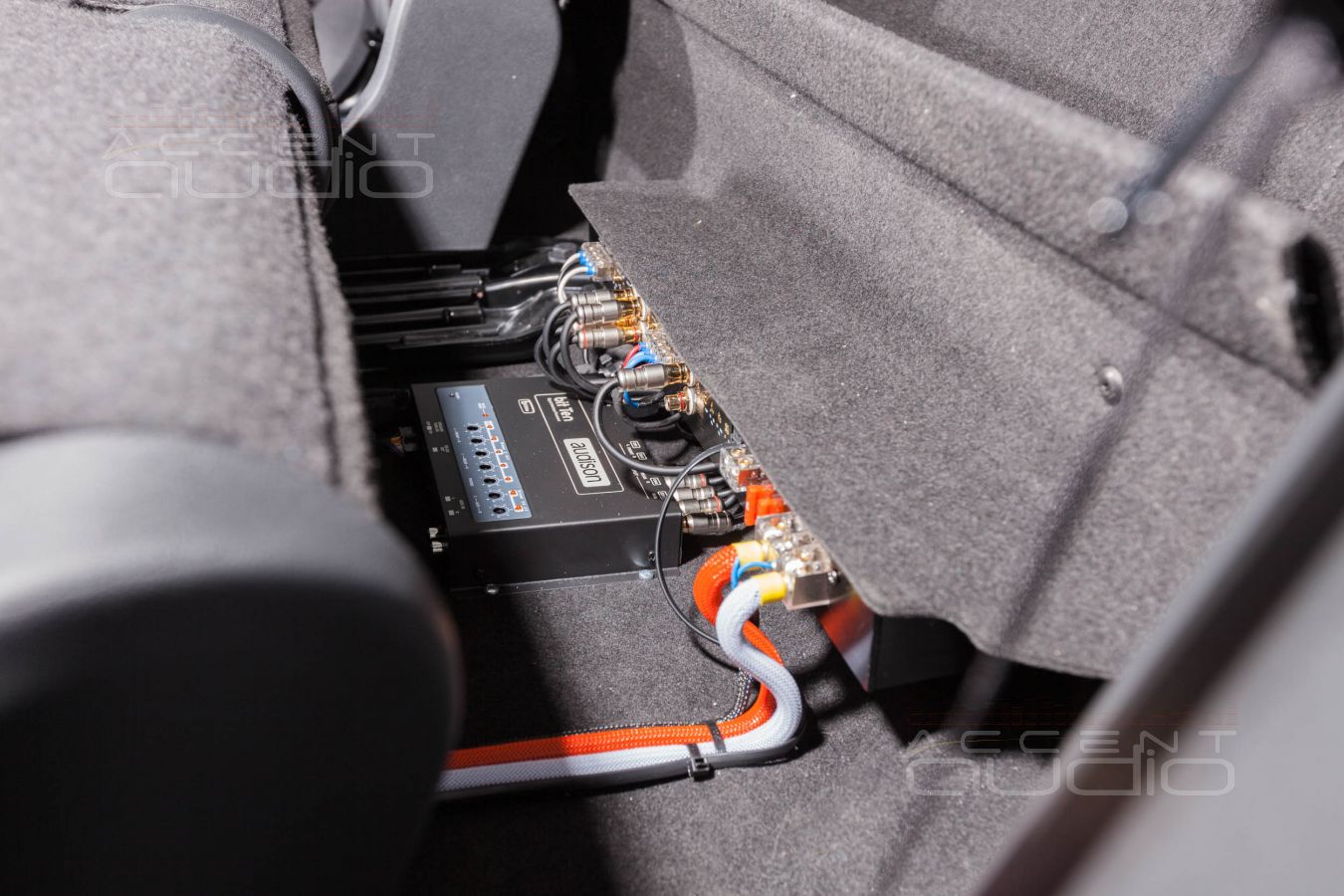 Установка усилителя и аудиопроцессора в Skoda KODIAQ