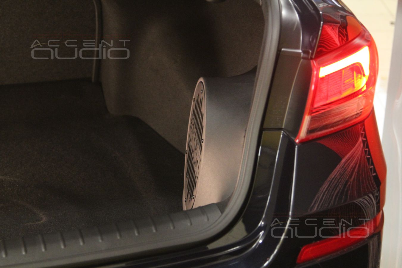 Настоящий сабвуфер-стелс в Kia Optima ? Конечно ! Gladen SQX 10