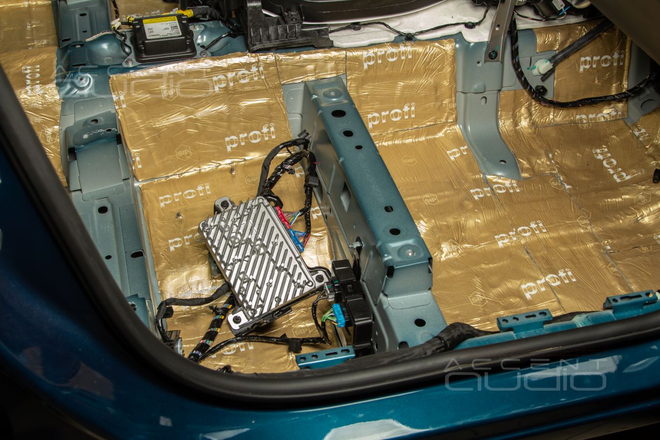 Шумоизоляция Geely Monjaro: первый слой - самый важный !