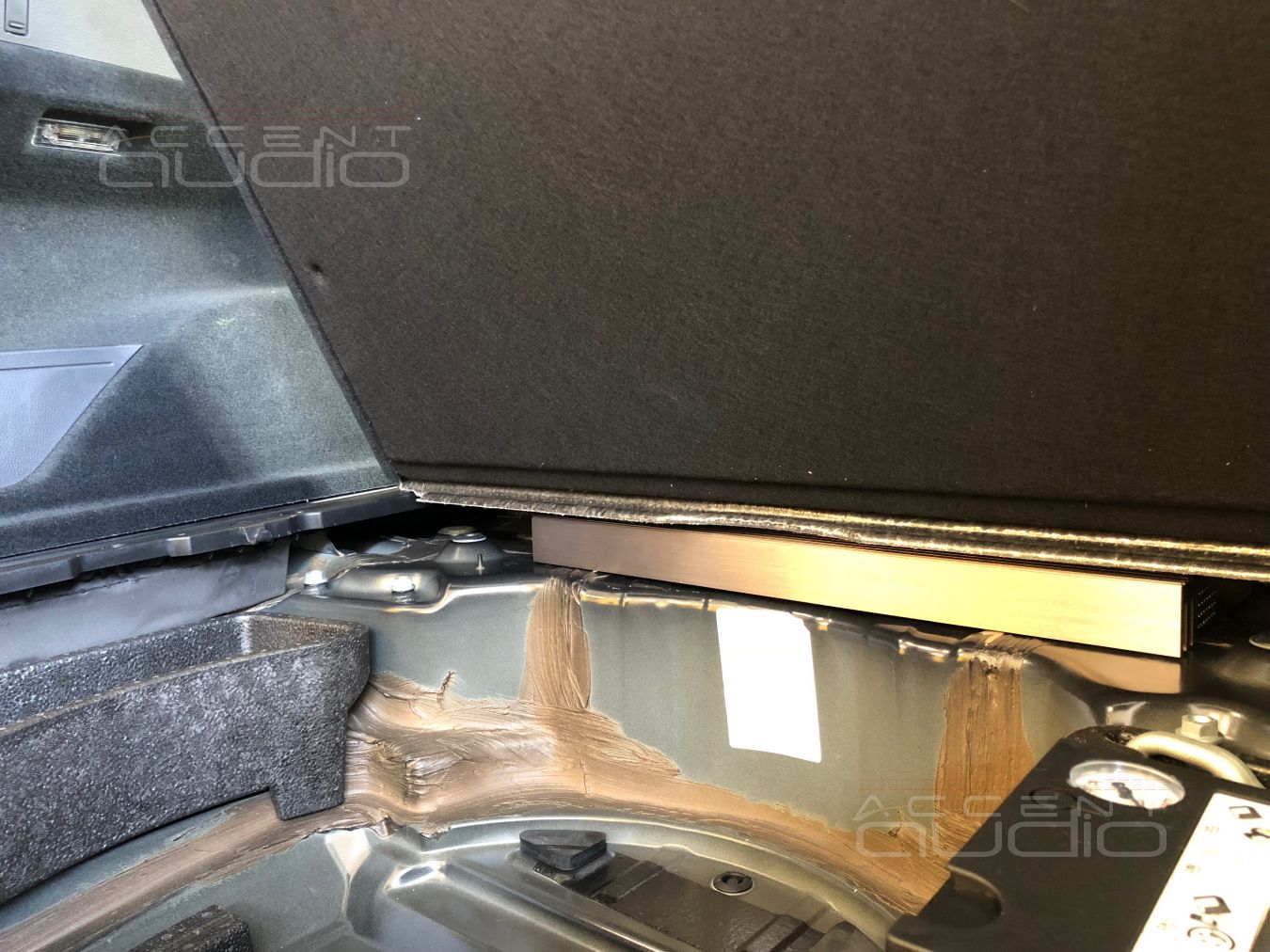 Усилитель Ground Zero в Volkswagen Touareg NF