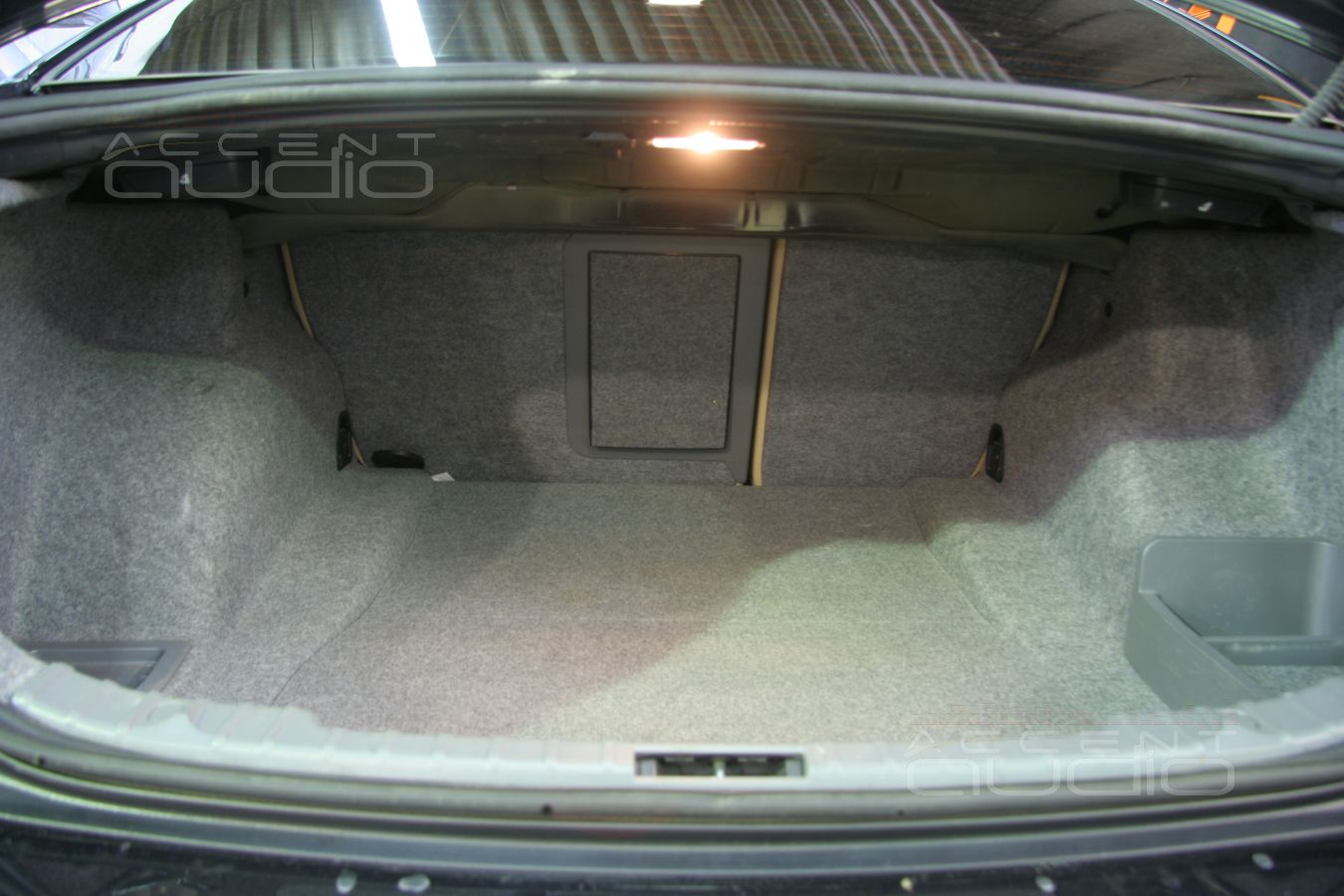 Да, в BMW 330i E90 можно установить полноценную процессорную Hi-End аудиосистему...