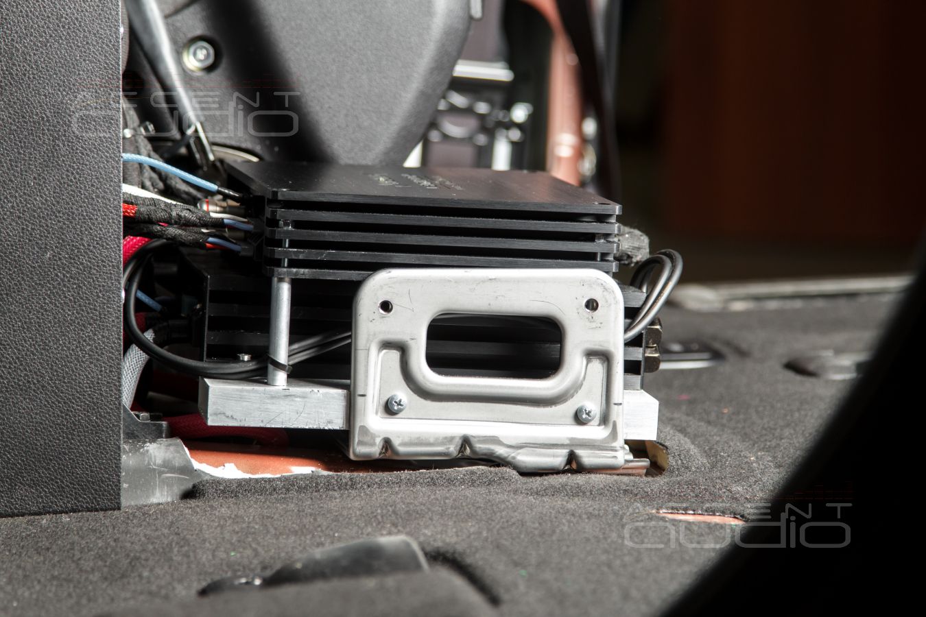 Скрытый, штатный монтаж двух усилителей в Kia Carnival