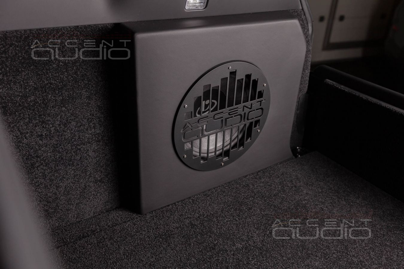 Сабвуфер-стелс c динамиком Dego 10 специально для Range Rover Vogue