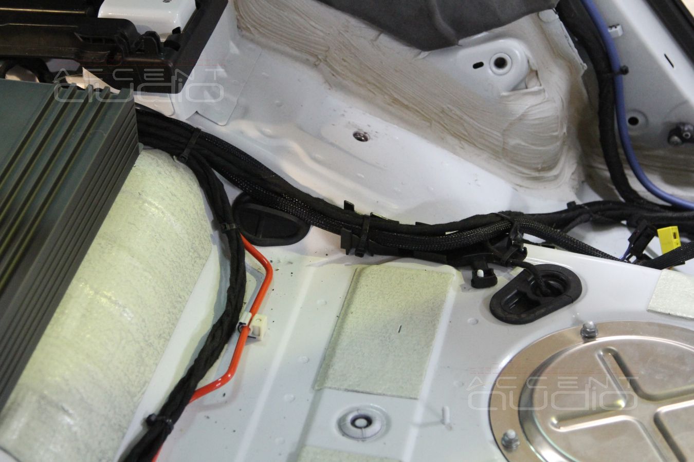 Установка усилителя и аудиопроцессора в Volkswagen Touareg NF