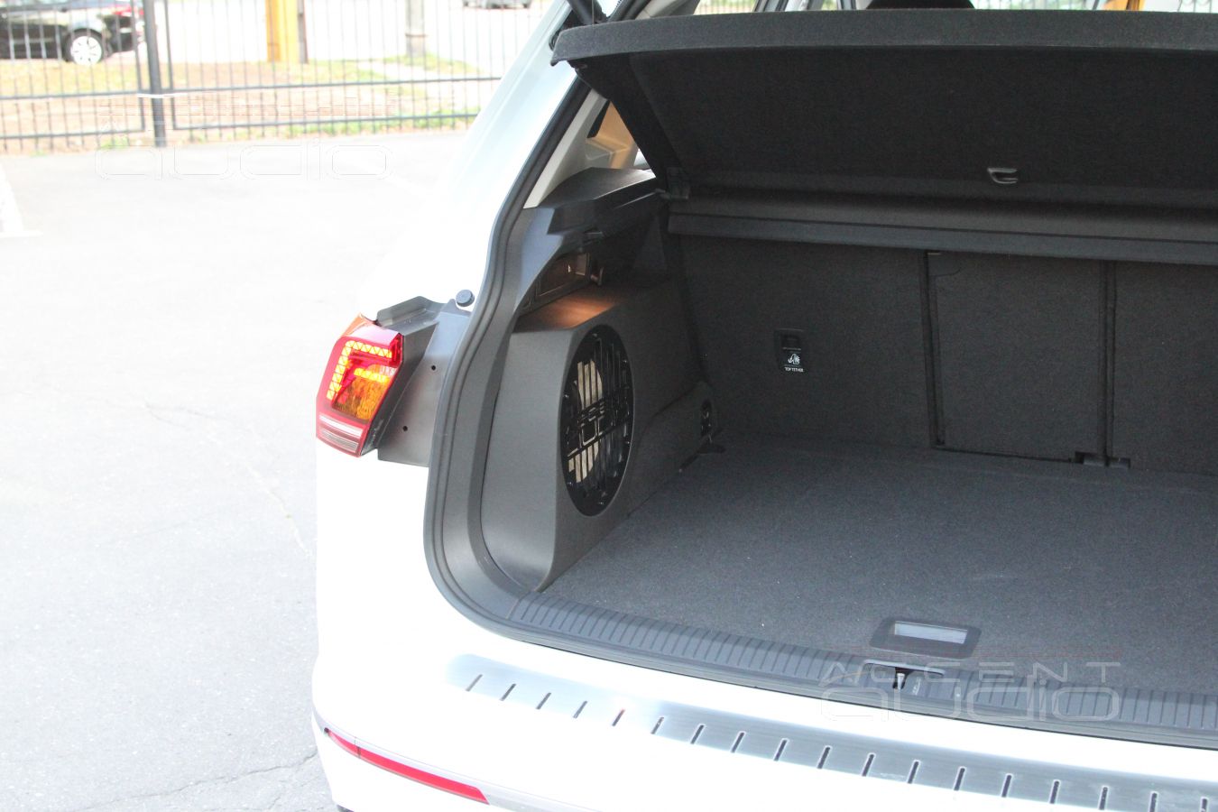 Встроенный сабвуфер-стелс в новом Volkswagen Tiguan