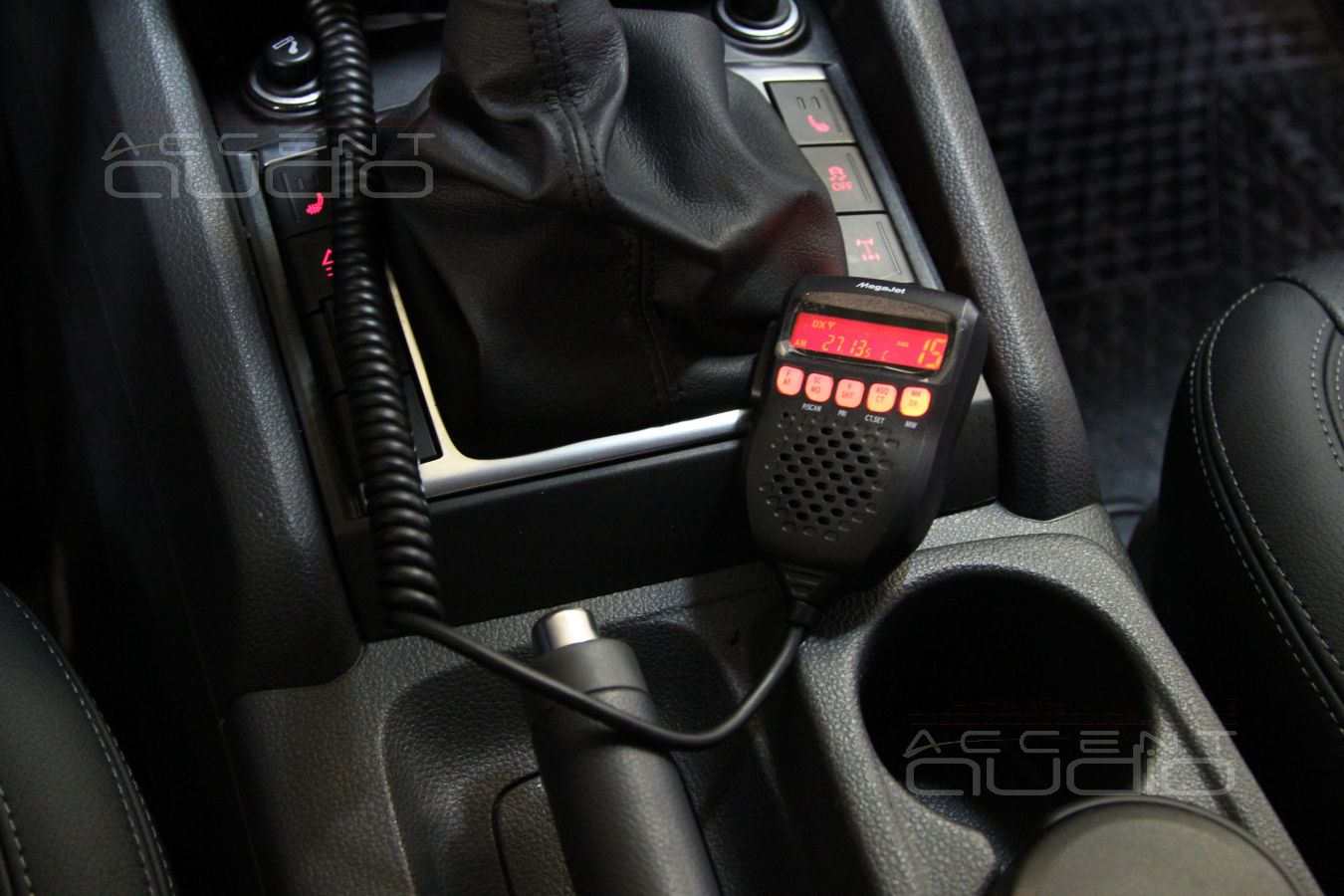 Установка рации MegaJet 555 в Volkswagen Amarok