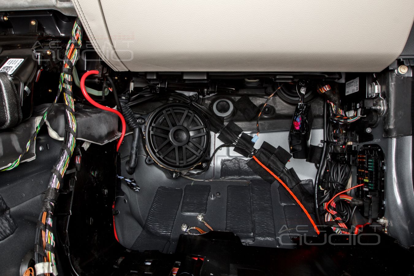 Скрытый монтаж новых внутрипольных вуферов от Eton для Mercedes-Benz GLS 2020