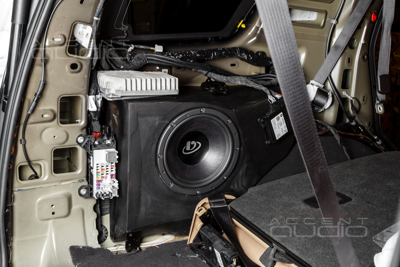 Действительно сложно, действительно сабвуфер, действительно полная интеграция: Dego в Escalade