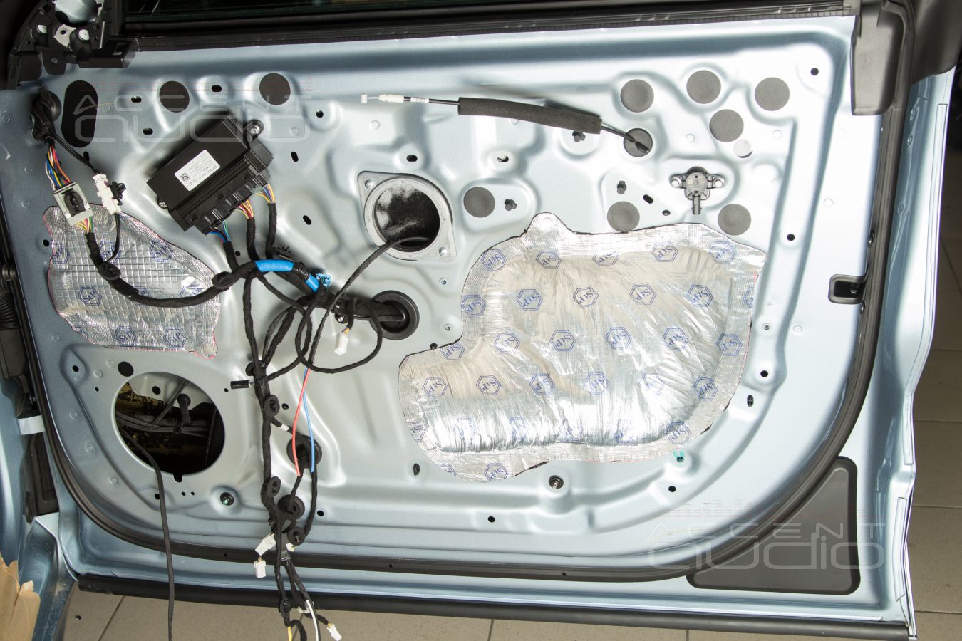 Установка мидбасовых Eton Graphit 16 и аудиоподготовка дверей Zeekr