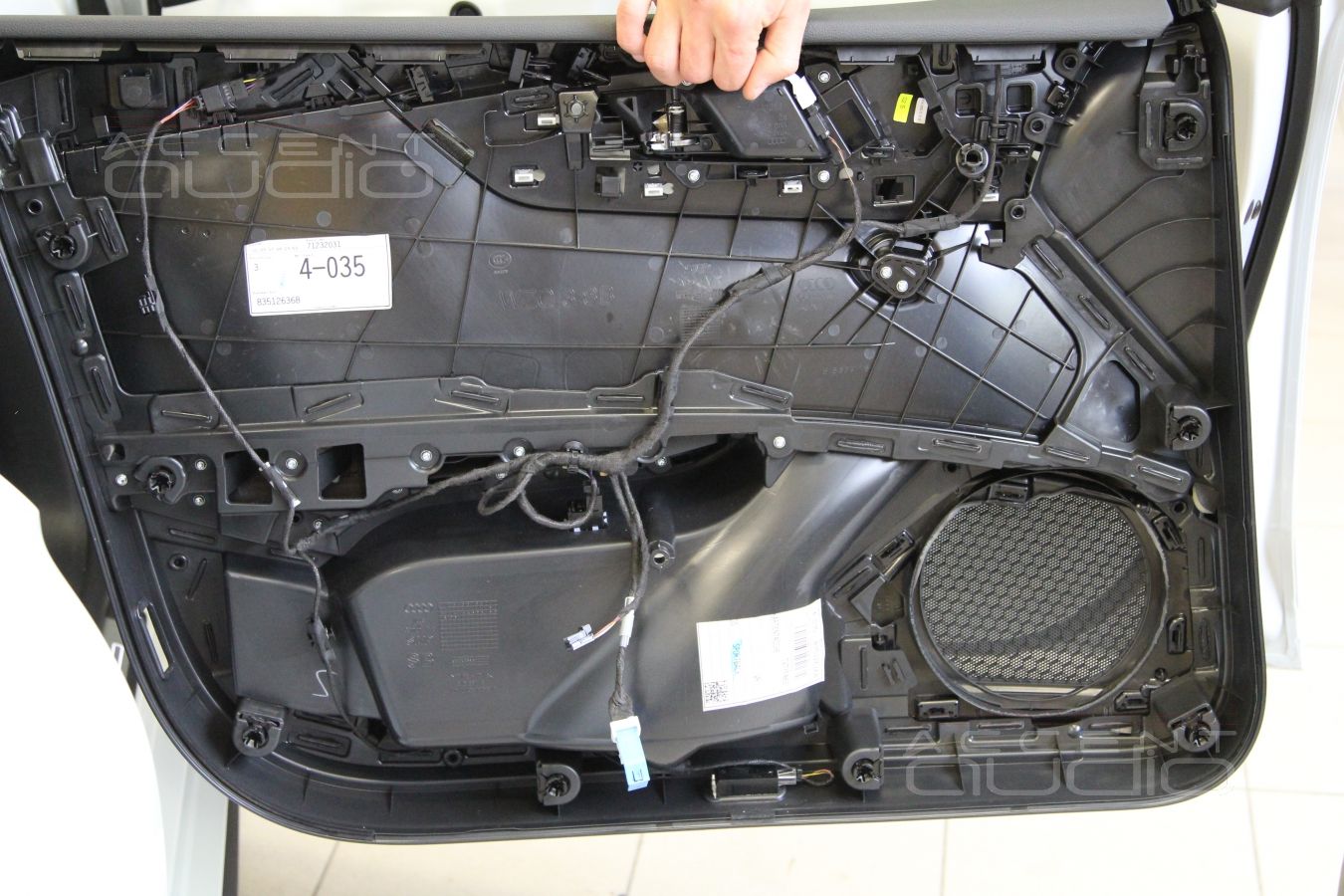 Установка акустики в Audi A5: мидбас