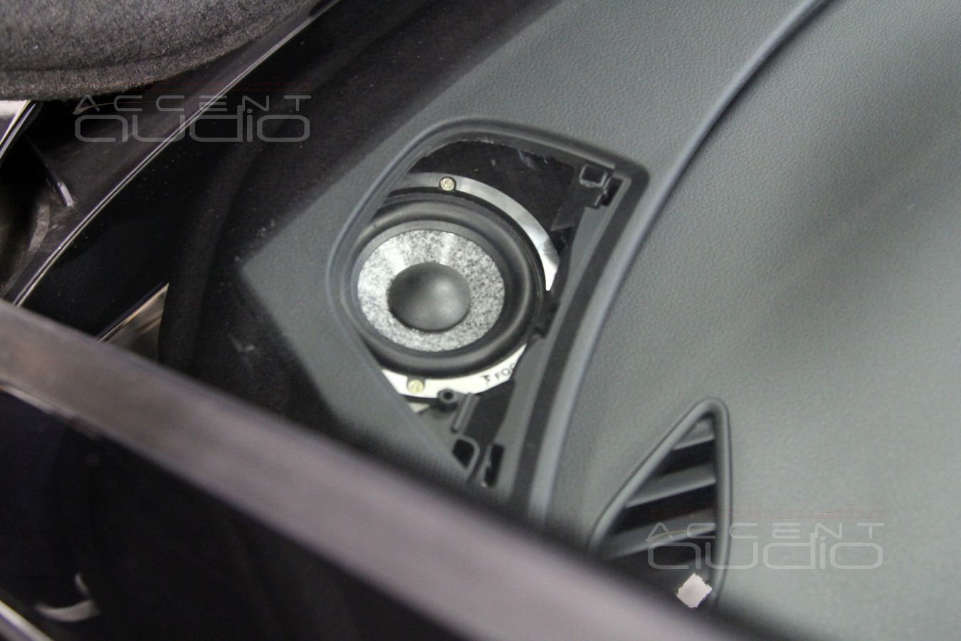 Установка среднечастотных динамиков Focal Utopia Be Midrange 3W2 в Audi A6