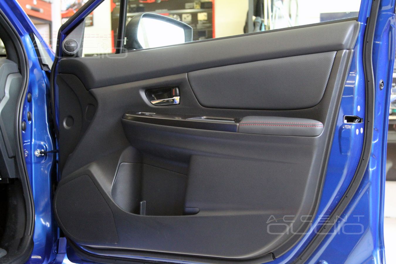 Великолепный Eton RSR в обыкновенных дверях Subaru