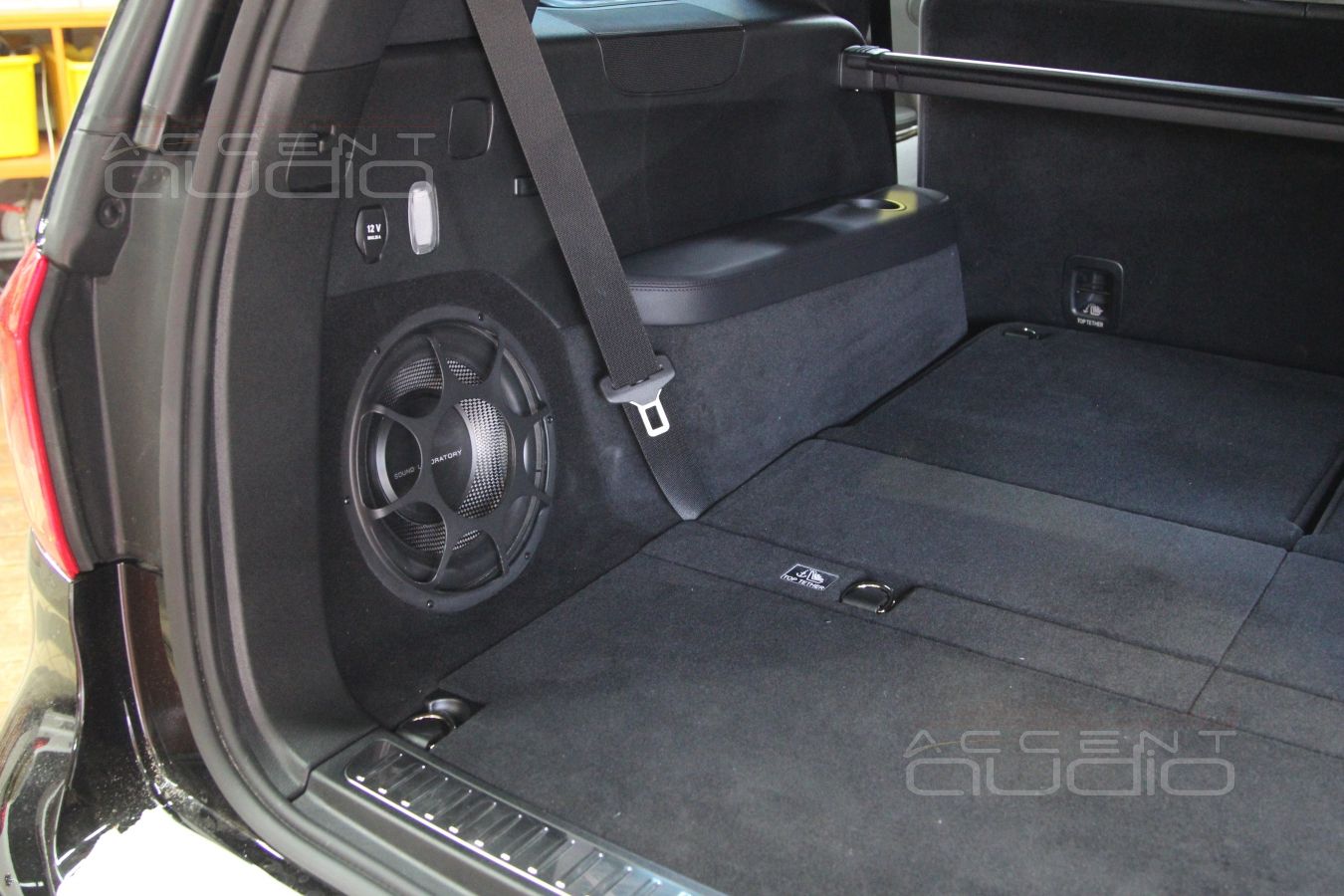 Встроенный сабвуфер в Mercedes GL 63 AMG