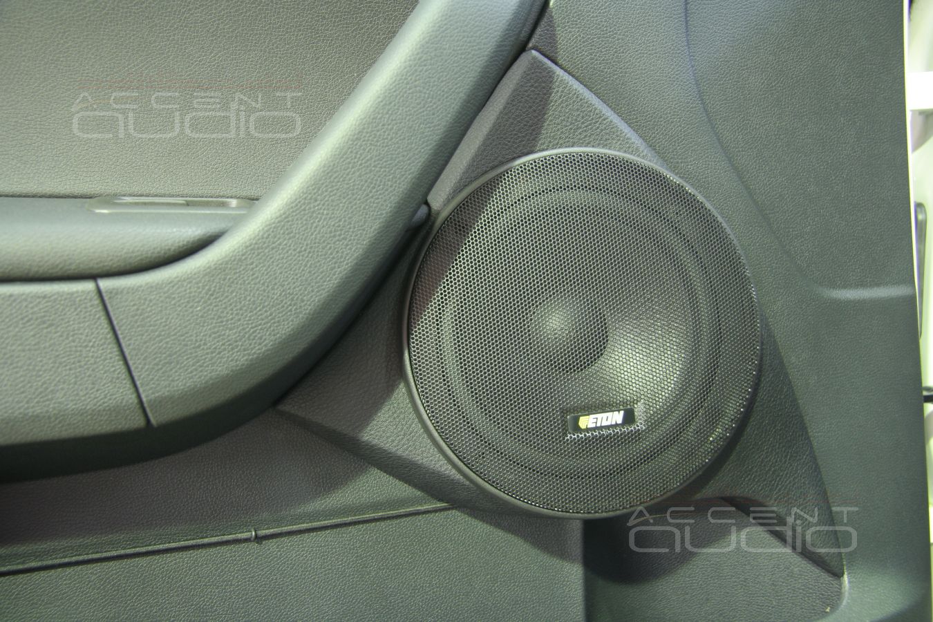 Установка мидбасов в Skoda Yeti 