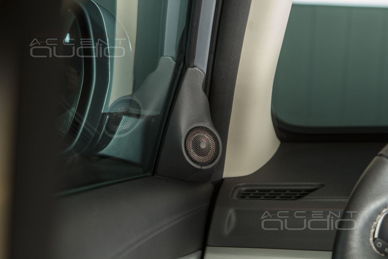 Комплект из двух подиумов для установки высокочастотных излучателей в Geely Atlas 20XX-20XX.