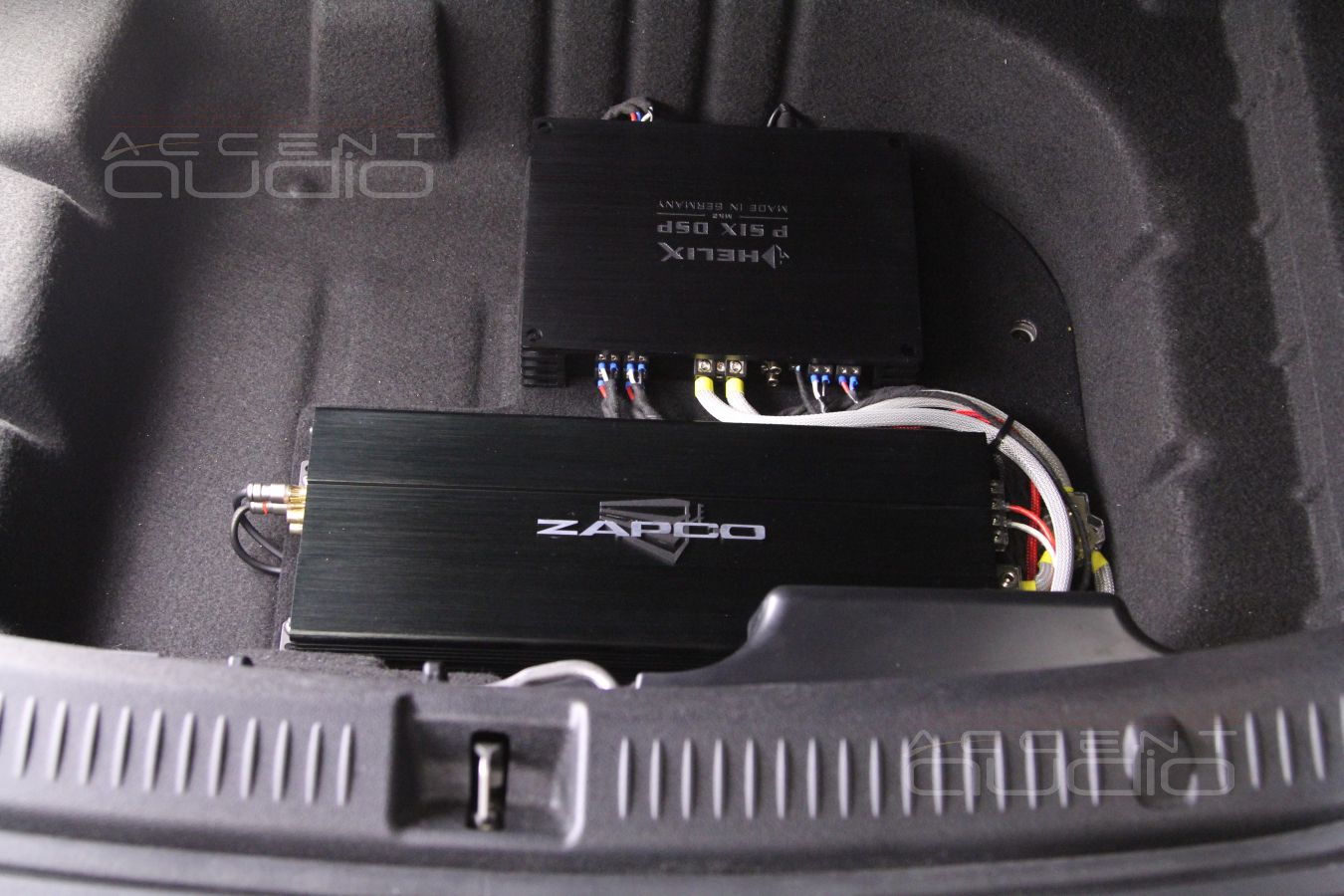Скрытая интеграция усилителей Helix и Zapco в Mercedes-Benz E200