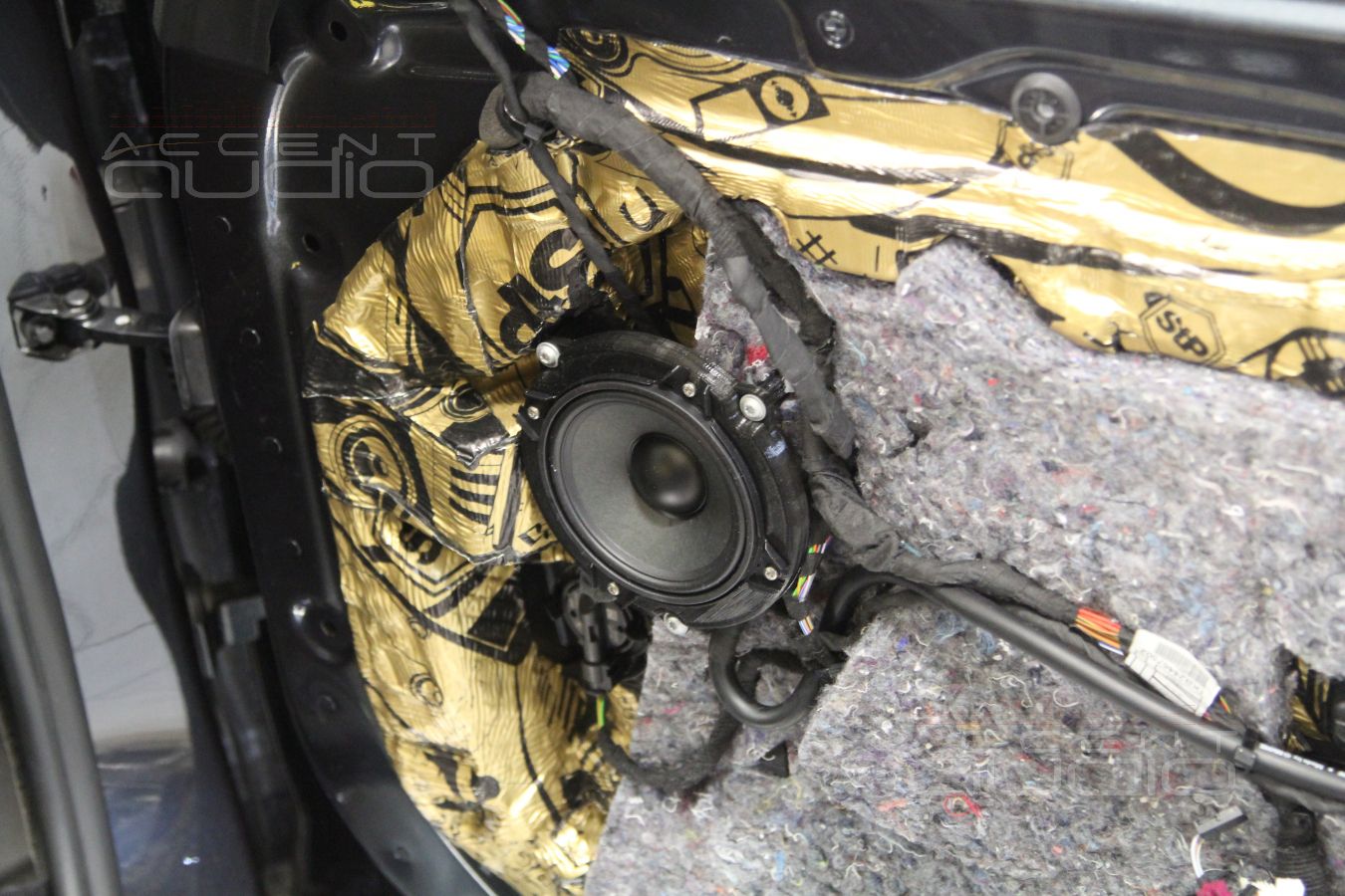 Установка твитеров и среднечастотных излучателей Dego в передние двери BMW 730LD