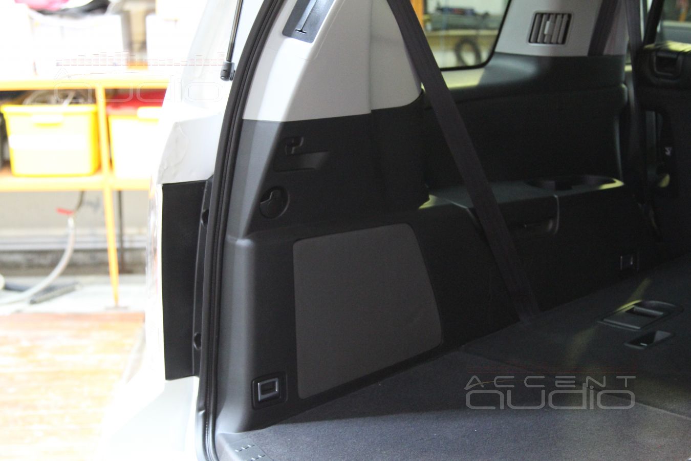 Сабвуфер-стелс в Honda Pilot White Edition