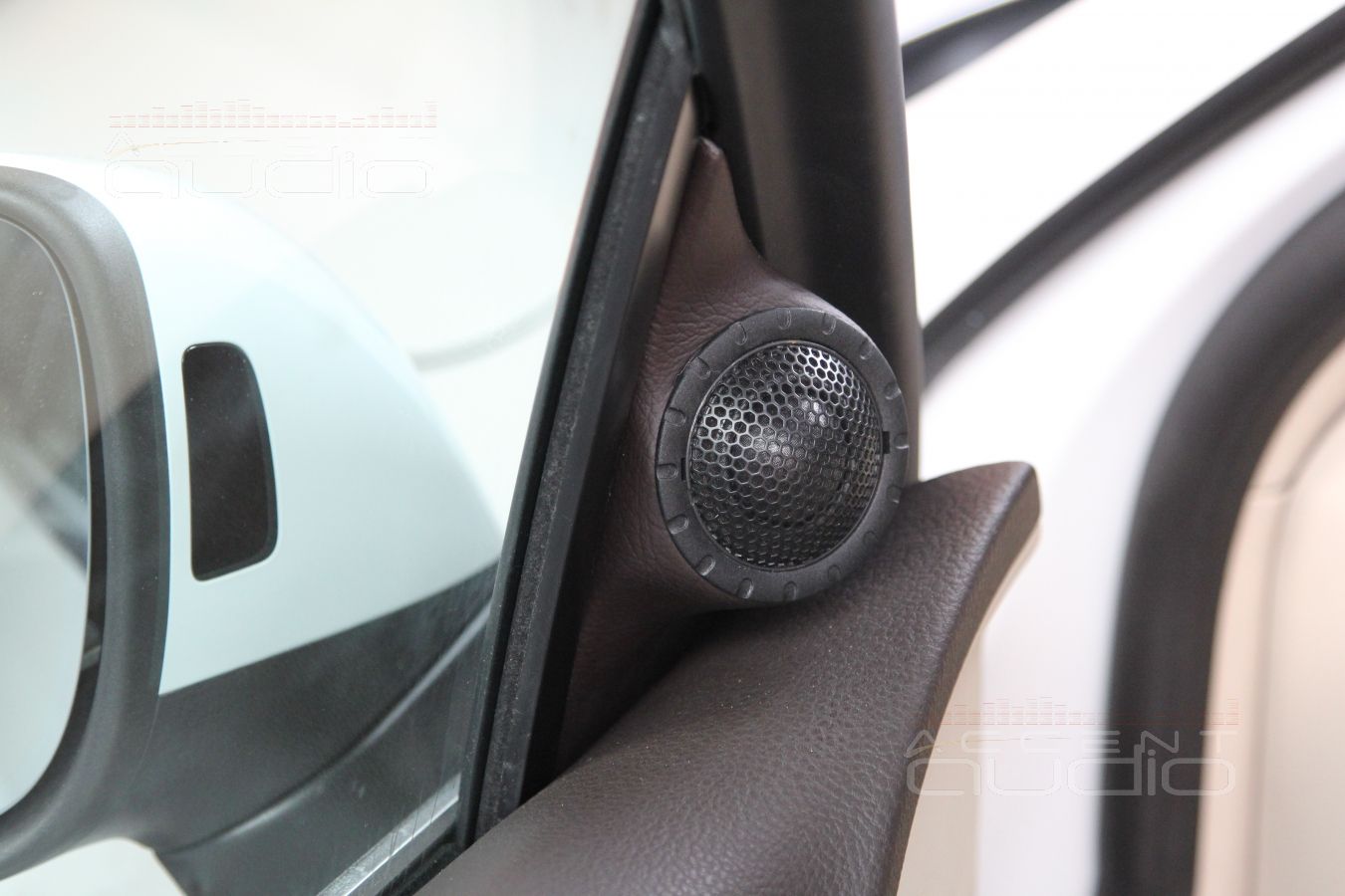 Установка твитеров в Volkswagen Touareg 2014