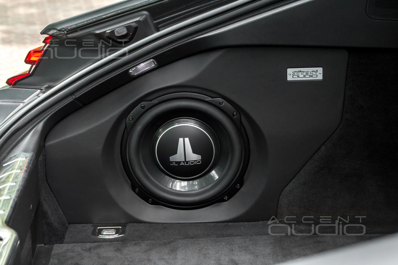 Мучительно-великолепный, злой и суровый сабвуфер-стелс JLAudio для Panamera