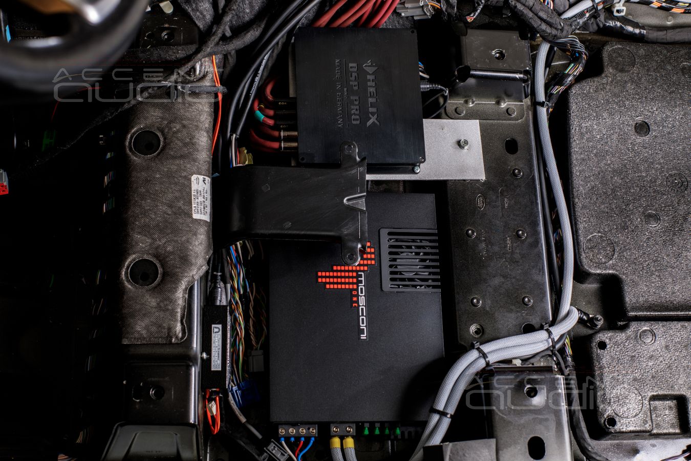 Установка сабвуферного усилителя Mosconi и аудиопроцессора Helix в Range Rover Autobiography