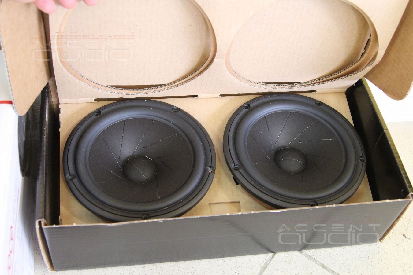 Новая акустика в Porshe Macan - 18 см мидбасы ScanSpeak Revelator в дверях