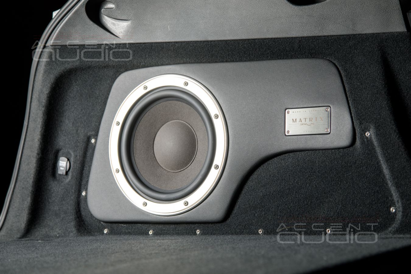 Сабвуфер-стелс для Porsche Cayenne: стильный немецкий бас