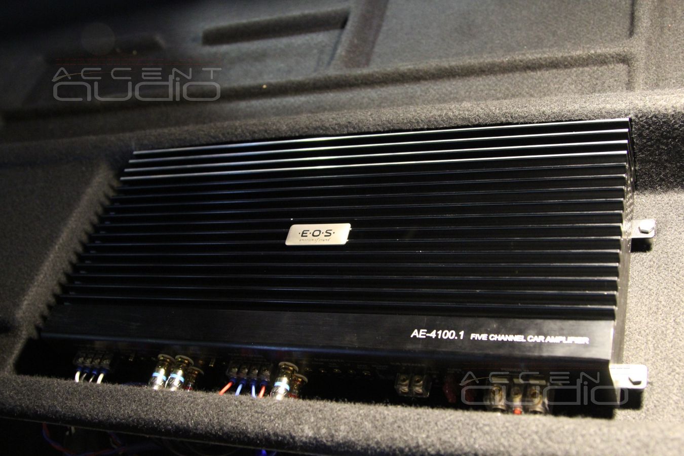 Установка усилителя и аудиопроцессора в Volvo XC70