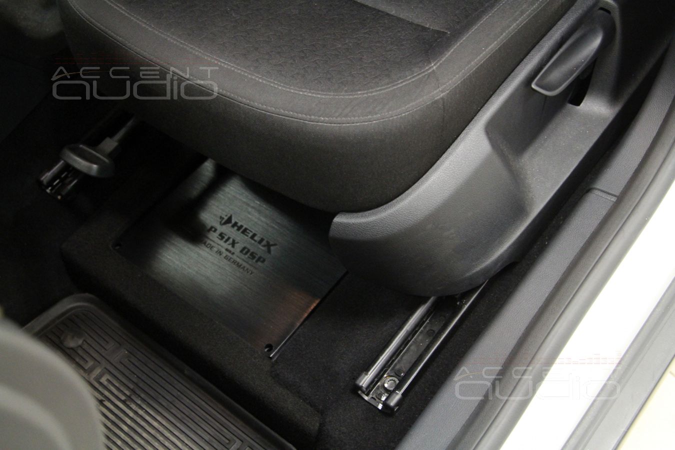 Установка процессорного усилителя под сидение