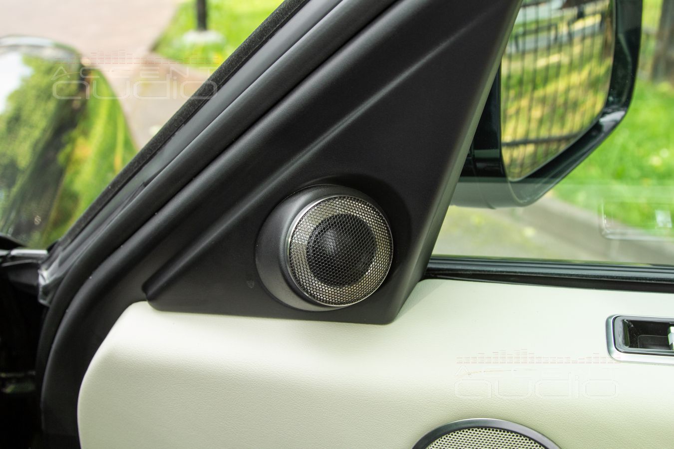 Новые высокочастотные излучатели Brax ML1 в интерьере Range Rover