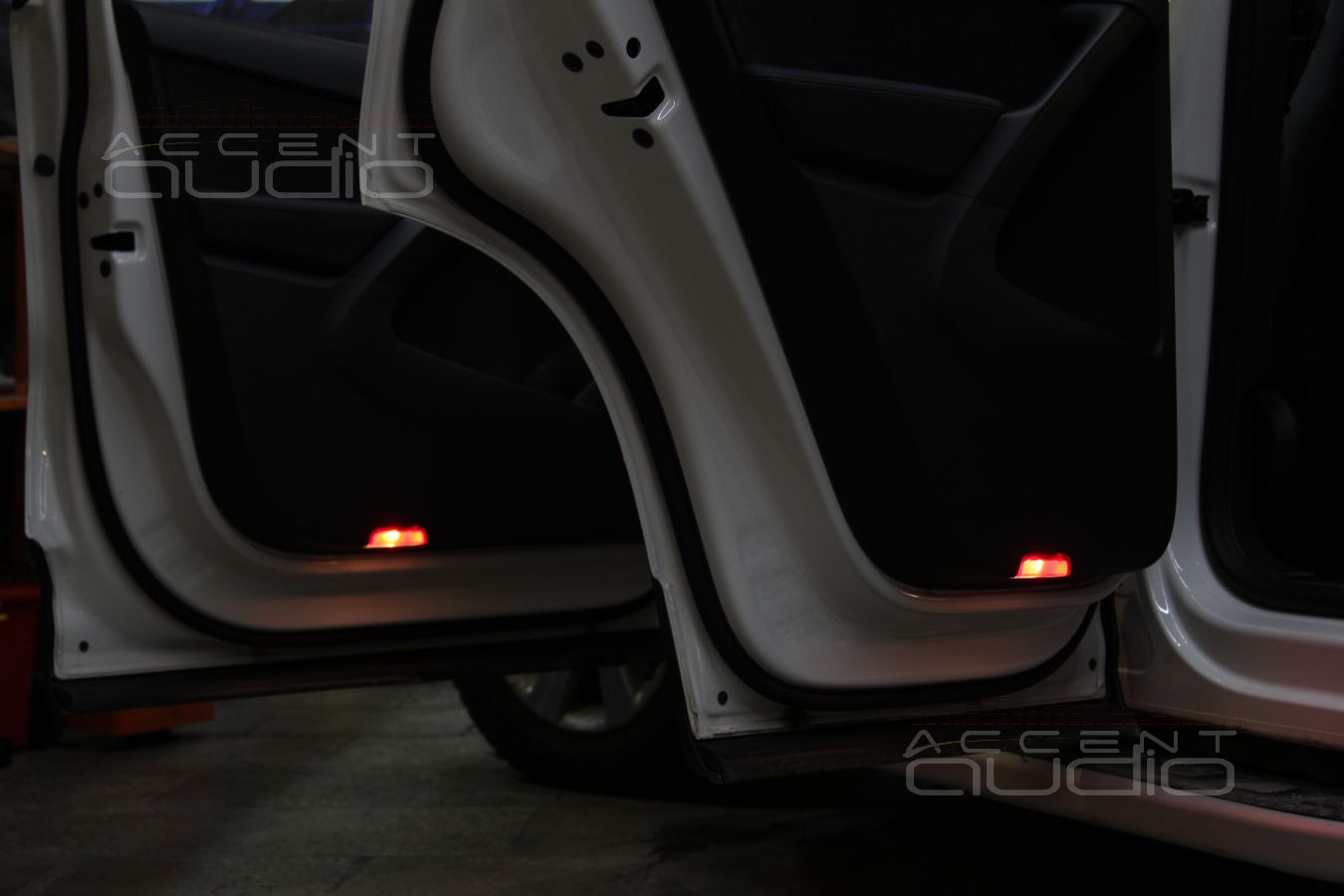 Volkswagen Tiguan: подсветка в дверях. Меняем отражатели на плафоны.