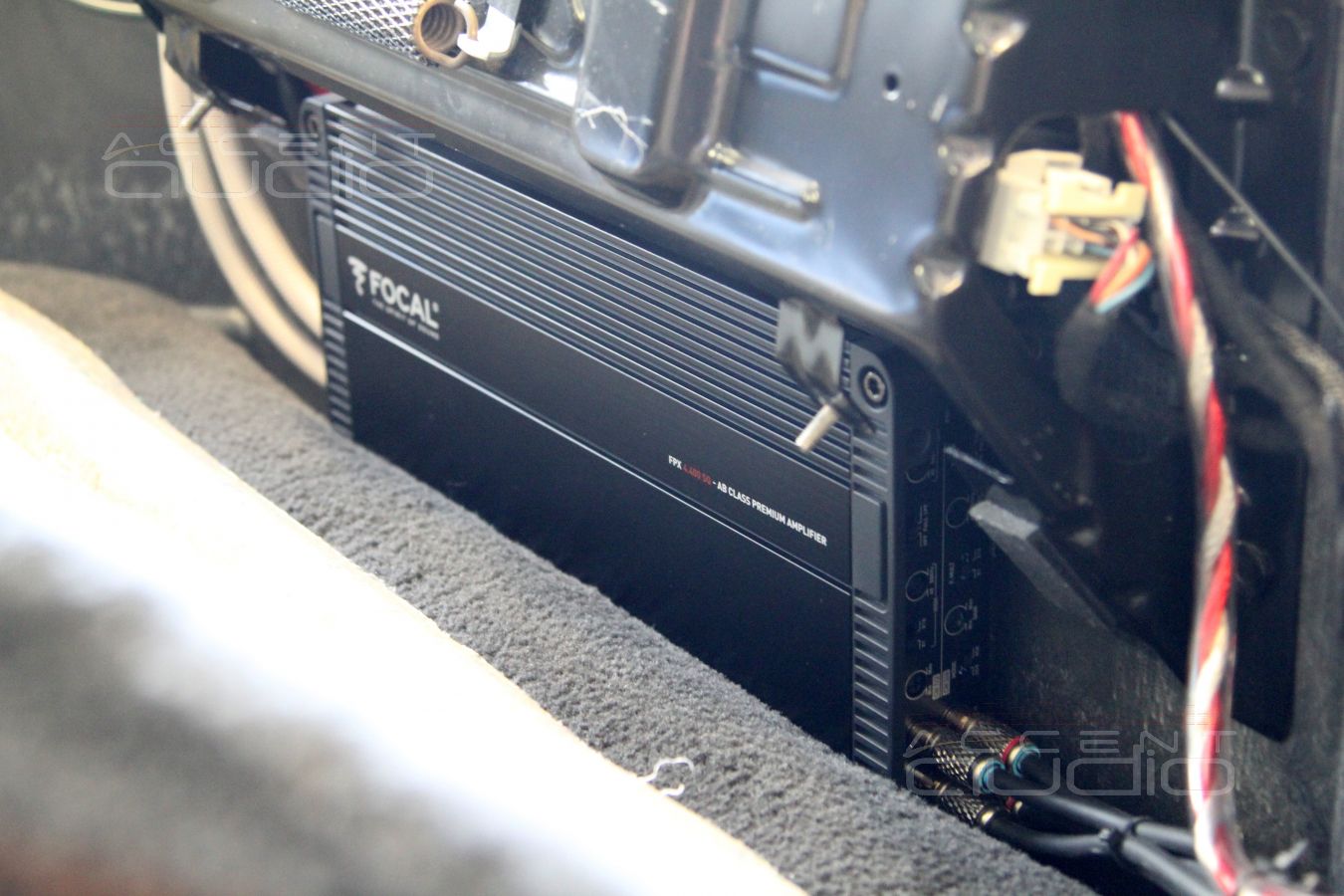 Установка усилителя Focal FPX 4.400 SQ