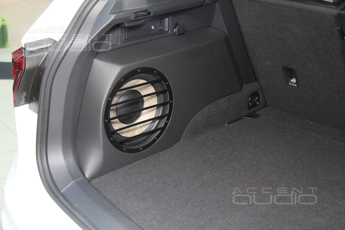 Сабвуфер стелс в новый Volkswagen Tiguan 2017