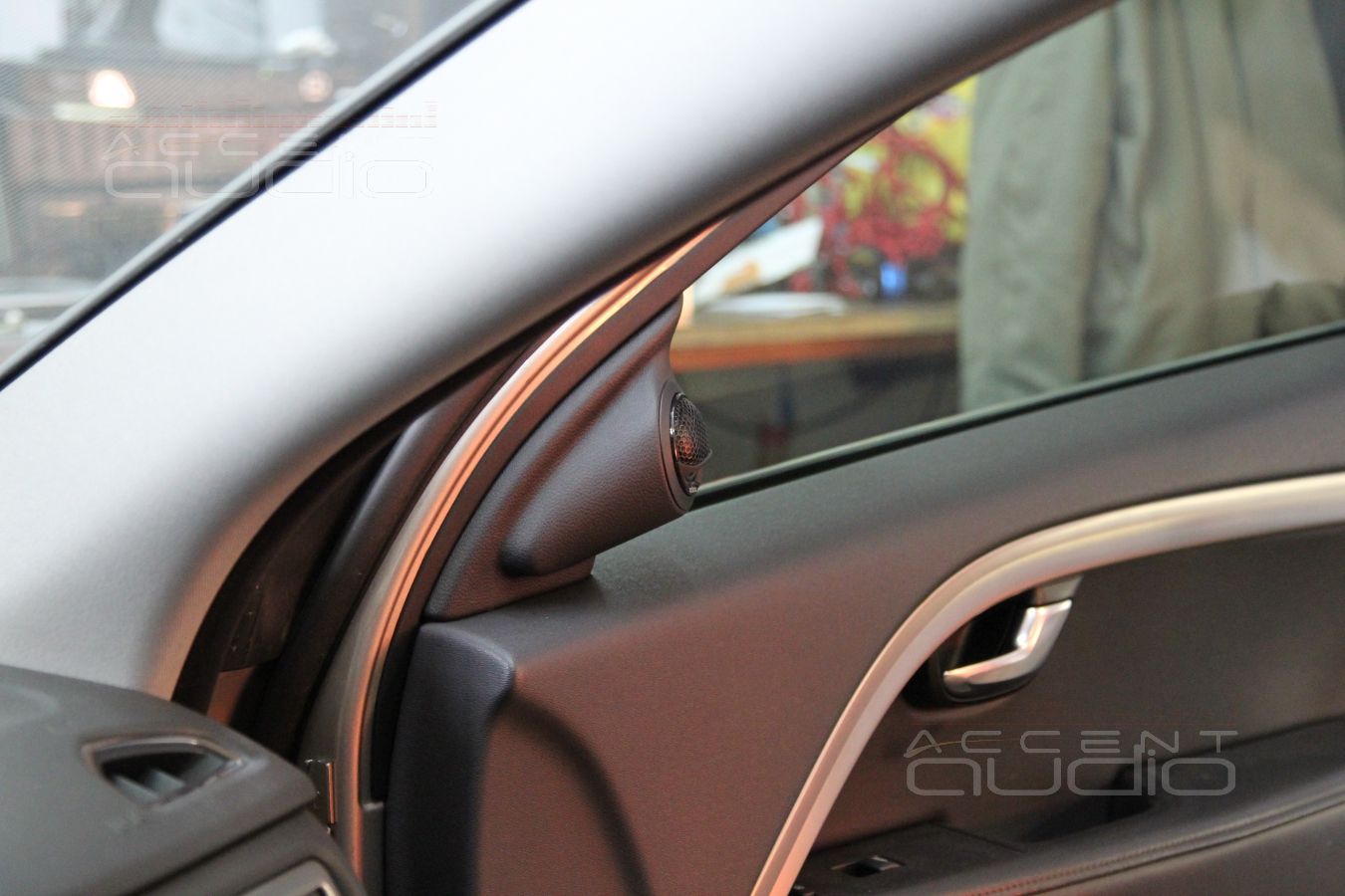 Подиумы под твитеры Audison VOCE AV 1.1 в Volvo XC70