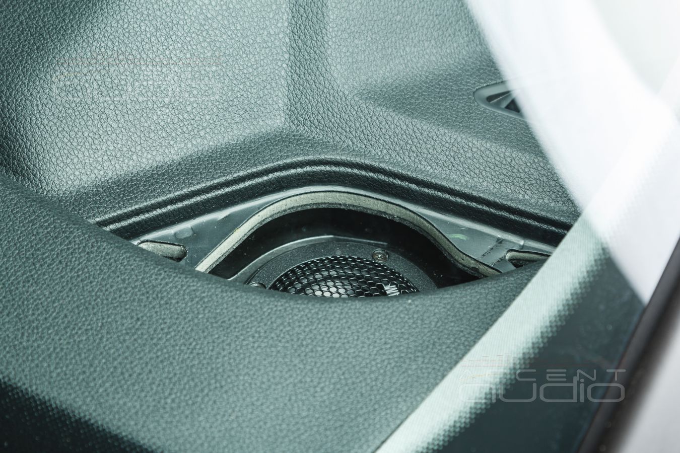 Установка новых широкополосных излучателей BLAM в Audi Q5 штатно