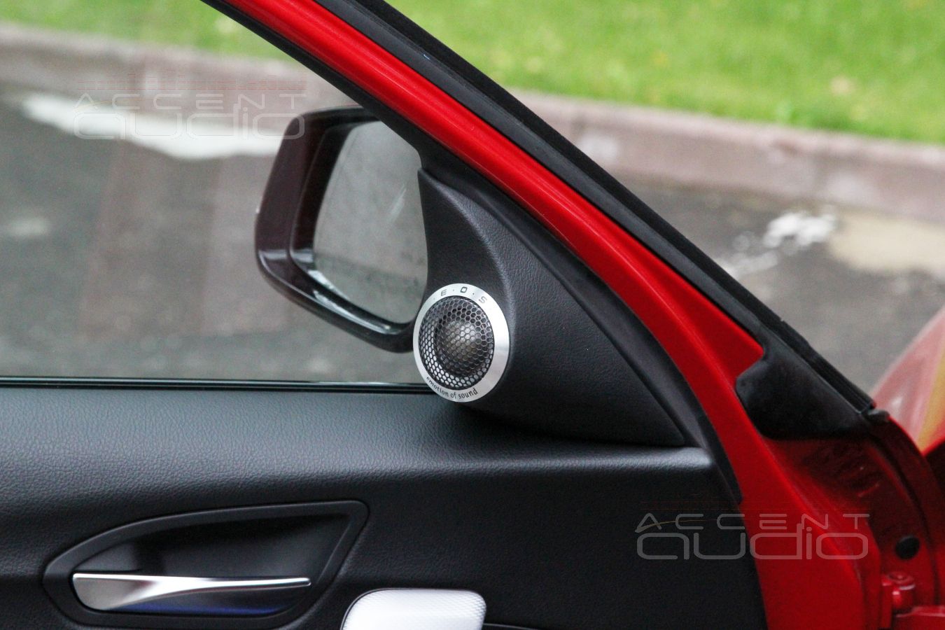 Для живого, точного и роскошного звука – подиумы под твитеры E.O.S ET-280 в BMW 118i