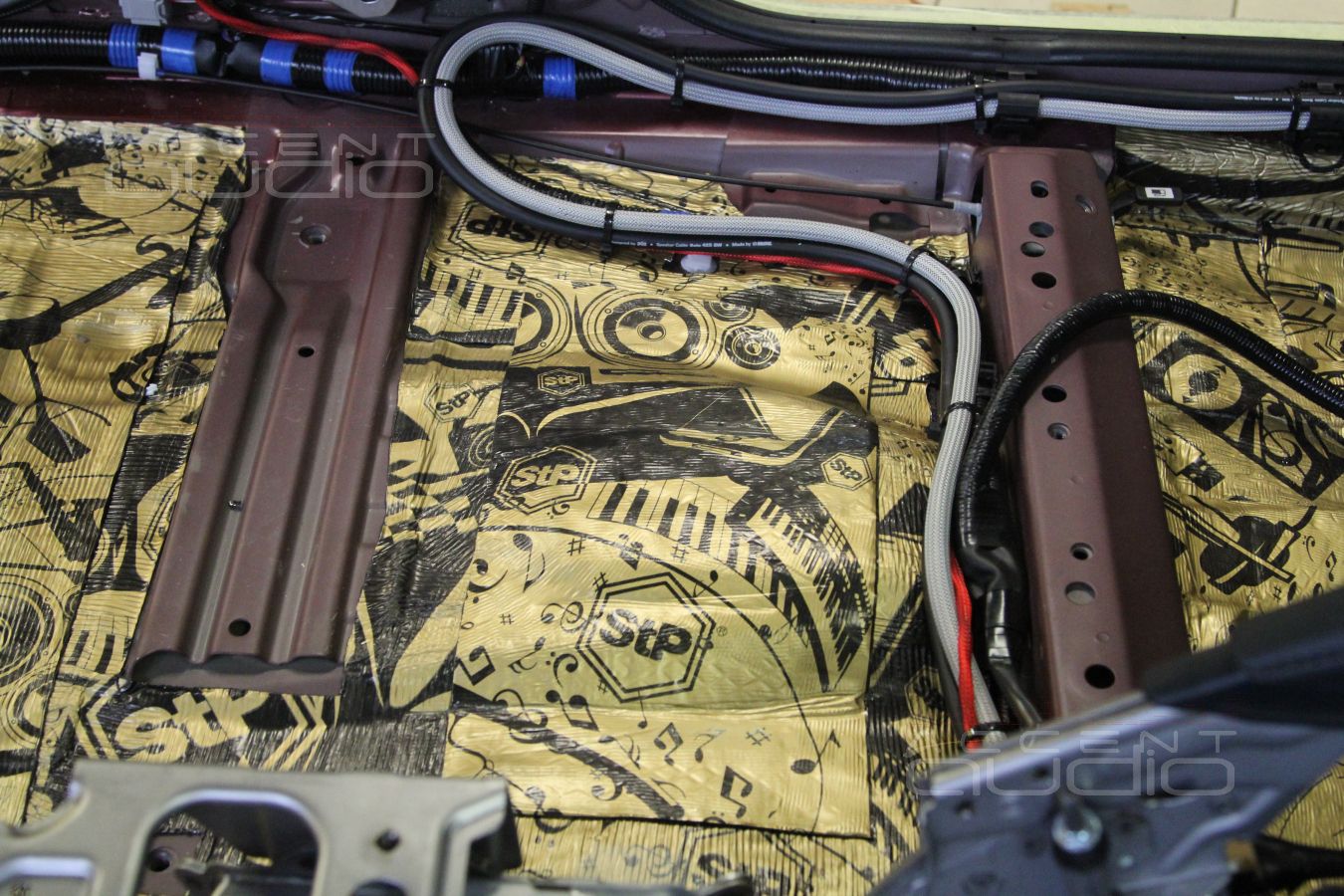 Скрытая установка усилителя Helix Psix и шумоизоляция Toyota Rav4