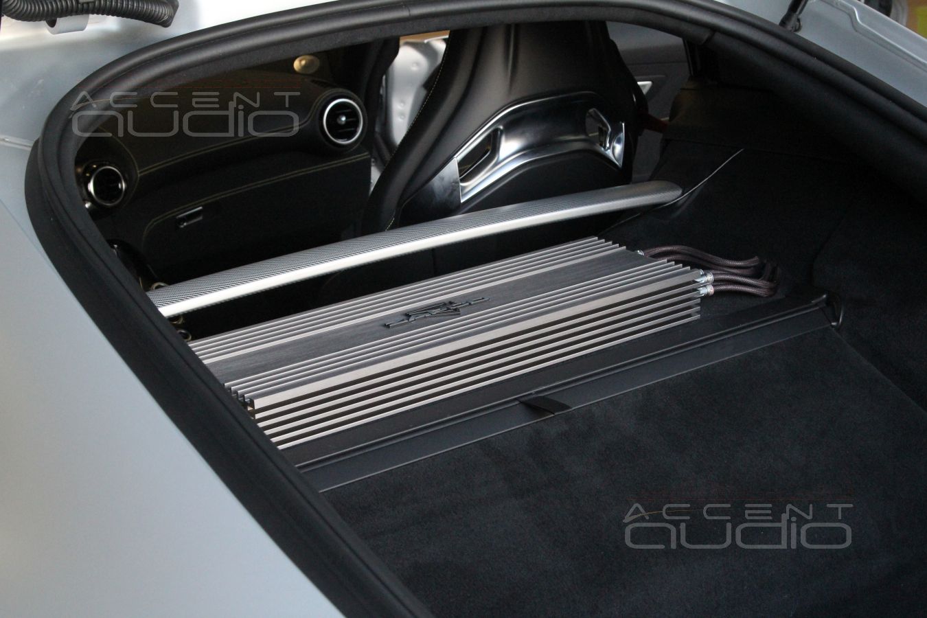 НЕ скрытая установка шестиканального усилителя Zapco в Mercedes-Benz GT