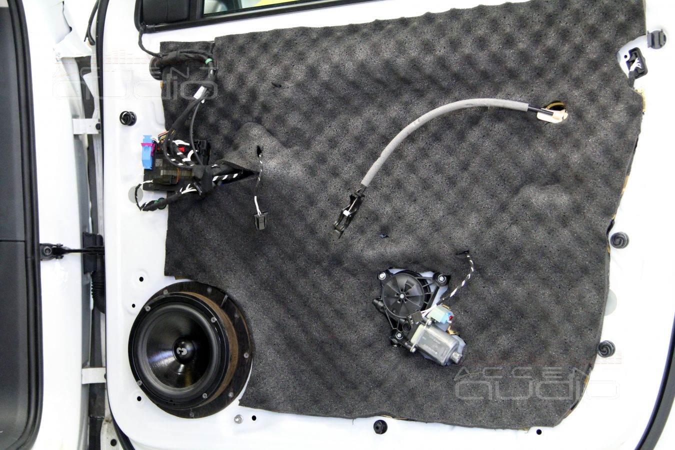 Установка акустики и шумоизолция дверей Tiguan