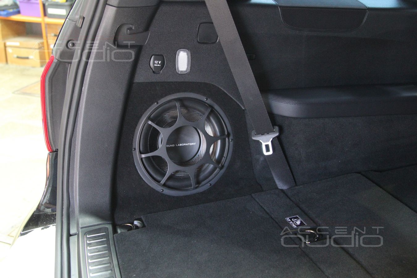 Встроенный сабвуфер в Mercedes GL 63 AMG