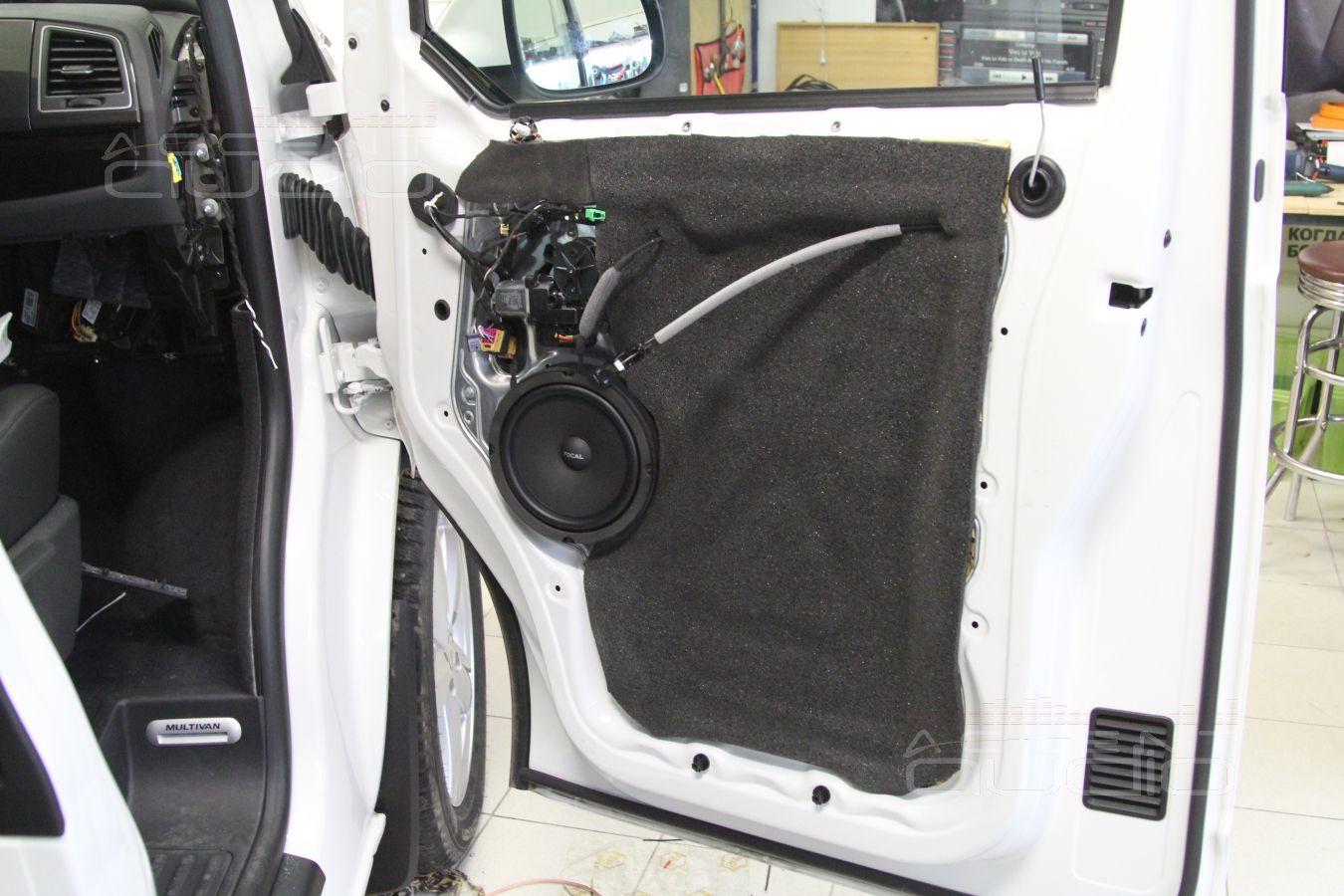 Установка фронтальной акустики FOCAL Integration ISU200 