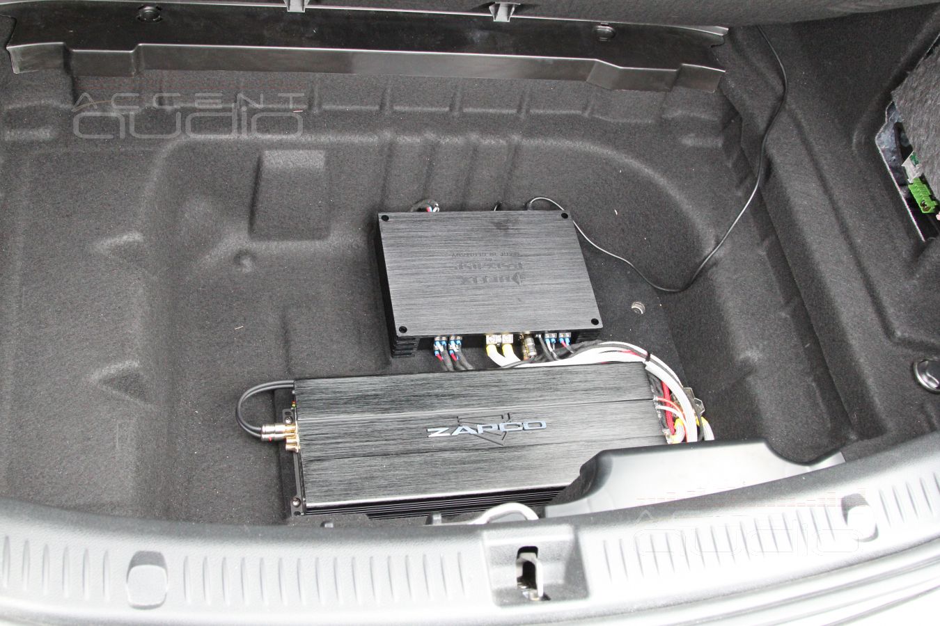 Скрытая интеграция усилителей Helix и Zapco в Mercedes-Benz E200