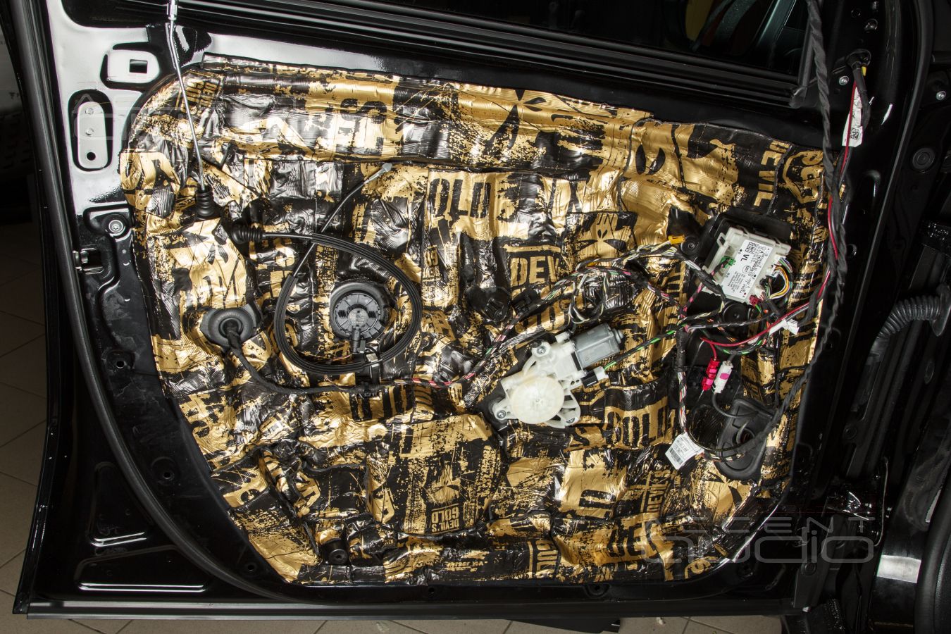 Штатная, скрытая установка среднечастотных динамиков Blam и AMP в Mercedes GLE